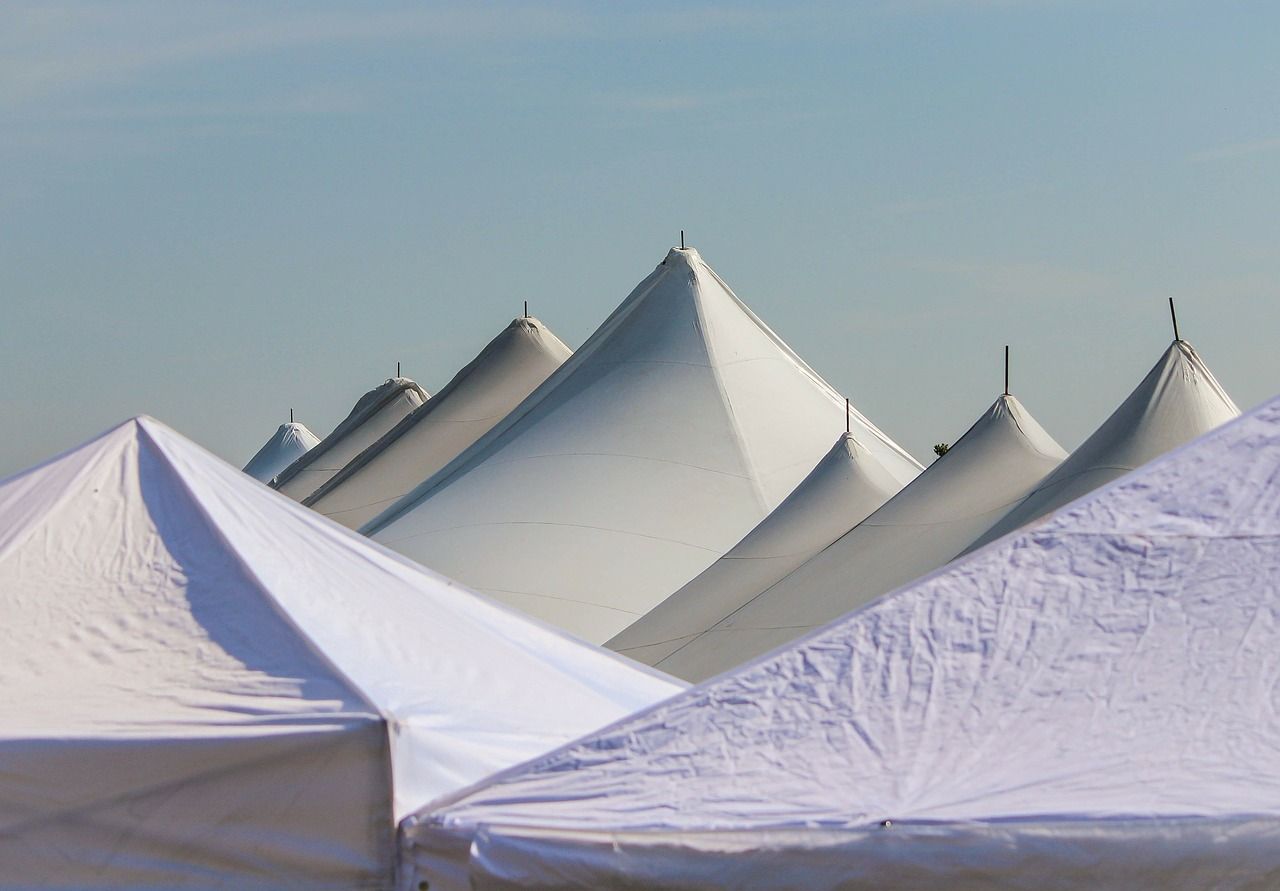 Czy firmy powinny inwestować w namioty firmowe?