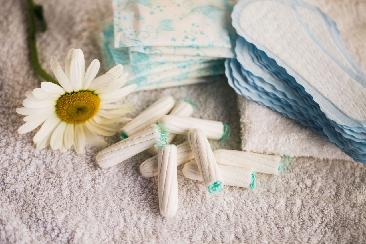 Co warto mieć pod ręką podczas menstruacji?