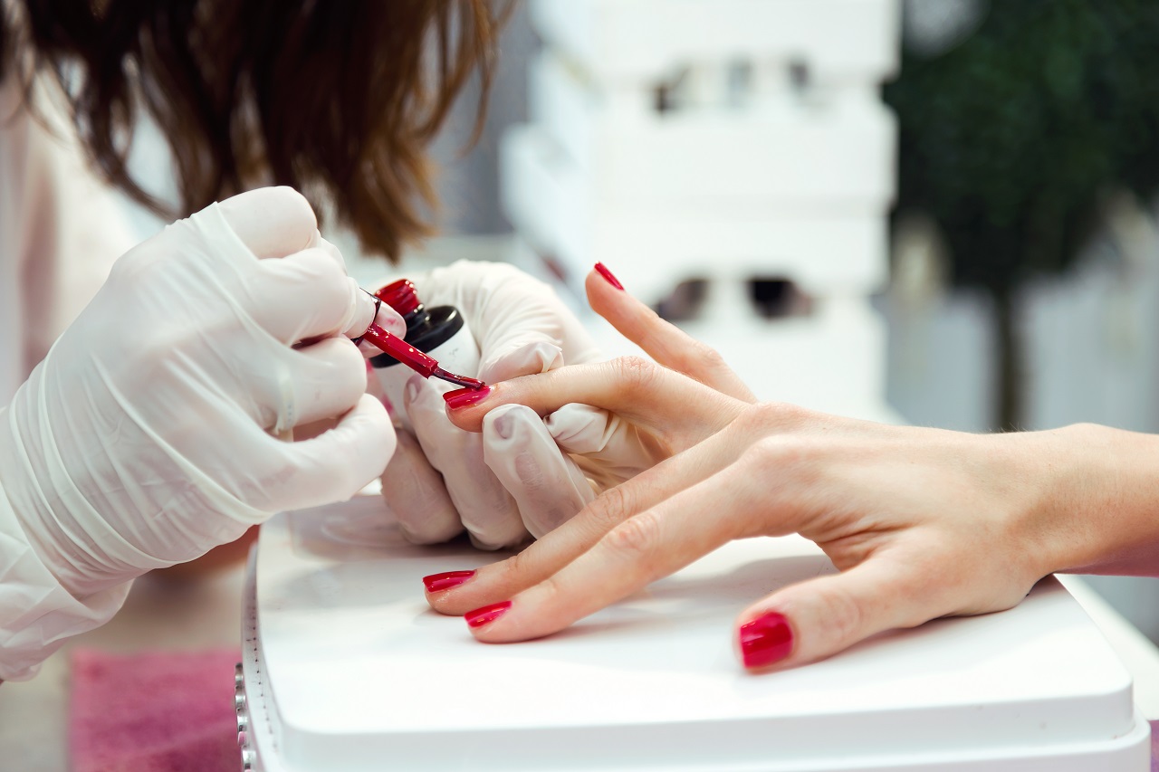 Manicure hybrydowy – wykonanie krok po kroku