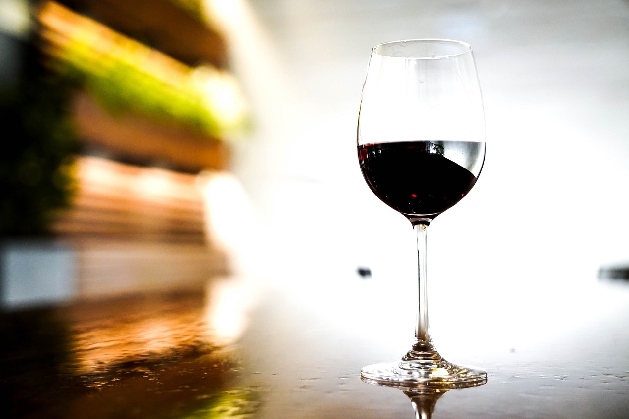 Picie wina wytrawnego – jakie przynosi to korzyści dla naszego zdrowia?